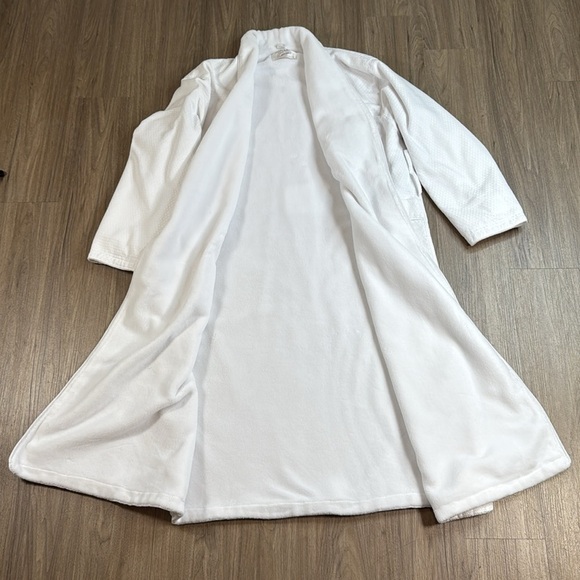 White Spa Robe with Embroidered Logo - Picture 2 of 12